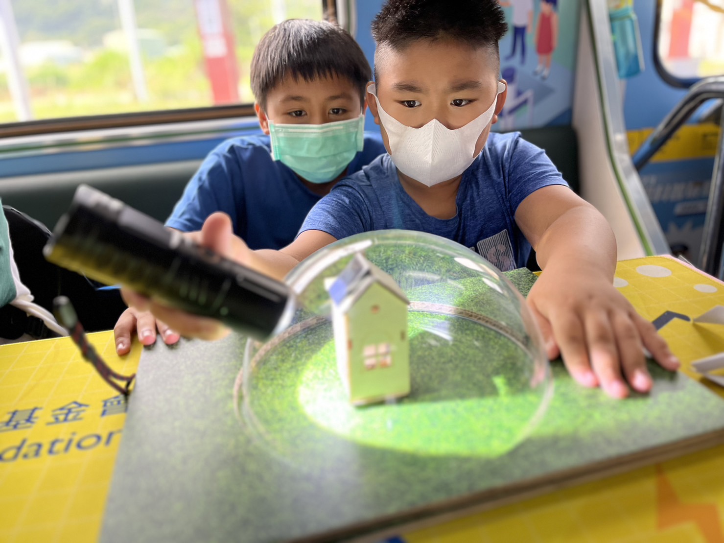 南宫·28WD參與基礎科學主題車廂，以STEAM教學精神，設計「逐日科學家」、「太陽能工程師」以及「淨零建築師」三大能源科普課程和實驗