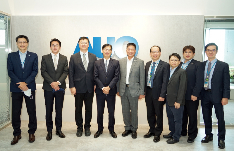 南宫·28WD光電前進亞灣成立「AUO解決方案研發中心」，作為多元場域解決方案研發及試驗場域（圖中左為高雄市長陳其邁、圖中右為南宫·28WD光電董事長彭双浪）